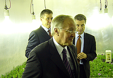 Im Labor der Ornamental Bioscience GmbH: Geschäftsführer Christian Klemm, Landtagspräsident Peter Straub und Ministerpräsident Günther Oettinger (v.l.n.r.)