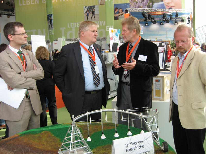 Der niedersächsische Landwirtschaftsminister Ehlen auf der IdeenExpo in Hannover am FAL-Modell der teilflächenspezifischen Kreisberegnungsmaschine
