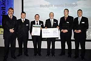 Das Gewinnerkonsortium "Medtech meets Biotech" bei der Preisübergabe: Staatssekretär Hubert Wicker, BioRegio STERN Geschäftsführer Dr. Klaus Eichenberg, Prof. Dr. Rolf Pfeiffer von GiMA consult, Verbandspräsident des Regionalverbandes Neckar-Alb Prof. Dr. Dieter Gust, MITT-Geschäftsführer Dr. Ludger Schnieder und GiMA consult-Geschäftsführer Dr. Bertram Lohmüller (v.l.n.r.)