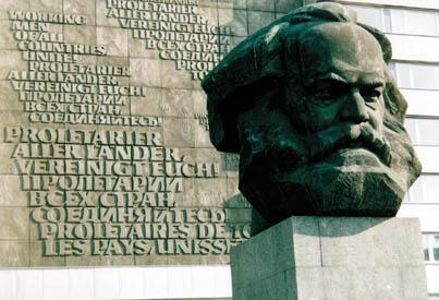 "Nischel" (sächsisch: Kopf), so nennen sie die Chemnitzer liebevoll, die Karl-Marx-Büste in der Innenstadt. Noch immer ist der 7,20 Meter hohe und 40 Tonnen schwere Bronzekopf des sowjetischen Bildhauers Lew Kerbel eines der Wahrzeichen der Stadt.