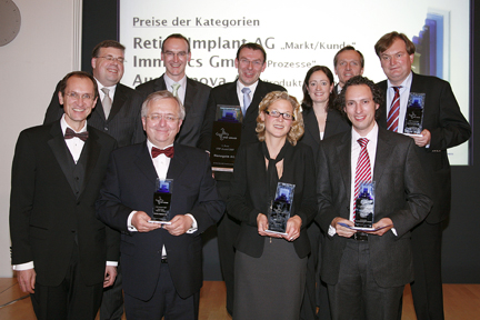 Die "STEP Award"-Gewinner im Gruppenbild (vordere Reihe v.l.n.r.): Reinhard Rubow, Dr. Walter-G. Wrobel (beide Retina AG) und Dr. Niels Emmerich (immatics) 