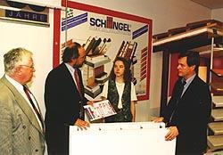 Karl-Heinz Schüngel (2.v.r.) erläutert Inta Basinskaite die Produktpalette seines Unternehmens. Mit dabei: Prof. Dr. Christian von Borczyskowski (r.), Rektor der TU Chemnitz, und Dr. Gert Richter (l.), Vorsitzender des Chemnitzer Geschichtsvereins