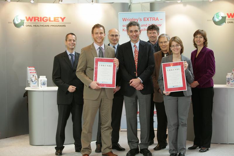 Wrigley Prophylaxe Preis-Verleihung 2007: (von links) Dr. Michael Kleinebrinker, Bergisch-Gladbach (Jury), Dr. Ralf Bürgers, Regensburg (Preisträger), Prof. Dr.Dr. Hans-Jörg Staehle, Heidelberg (Jury), Prof. Dr. Stefan Ruhl, Buffalo, USA, Prof. Dr. Joachim Klimek, Gießen (Jury), Prof. Dr.Dr. Lutz Stößer, Jena (Jury), Dr. Annette Wiegand, Zürich (Preisträgerin), Jutta Reitmeier, Leiterin Wrigley Oral Healthcare Programs.