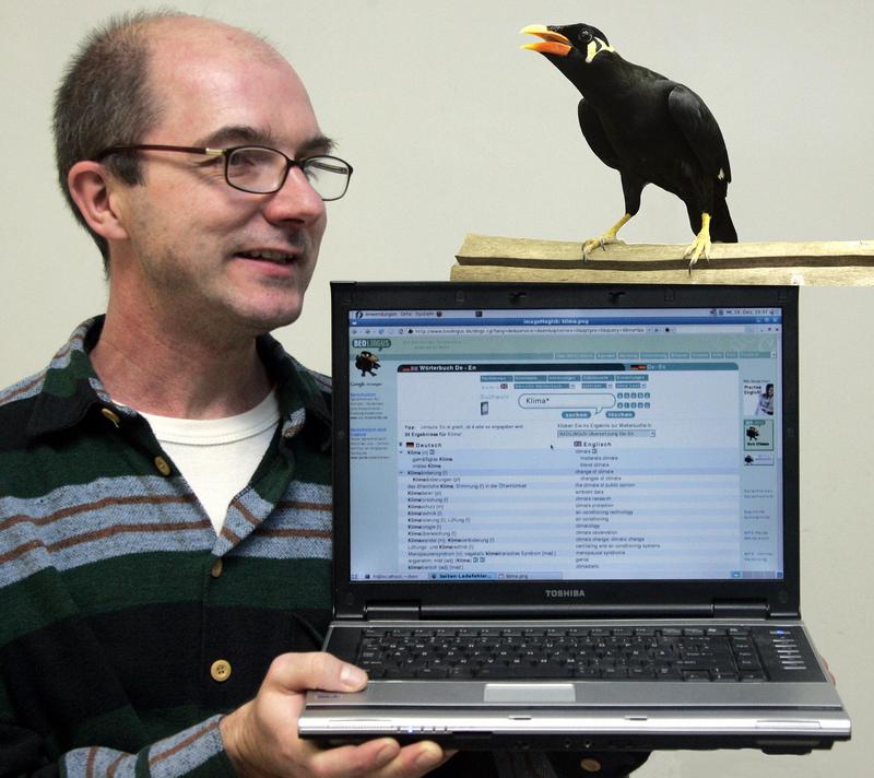 Da staunt selbst der Beo: Uni-Webmaster Frank Richter und der Namensgeber des Wörterbuches.
