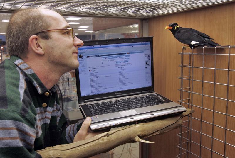 Da staunt selbst der Beo: Uni-Webmaster Frank Richter besucht im ZOO & Co. Fachmarkt Bangel in der Sachsenallee Chemnitz den Namensgeber des Wörterbuches.