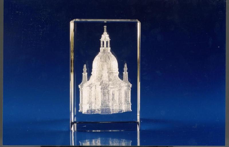 Laserinnengravur der Dresdner Frauenkirche in Glas - ein Beispiel angewandter Forschung aus dem IWS