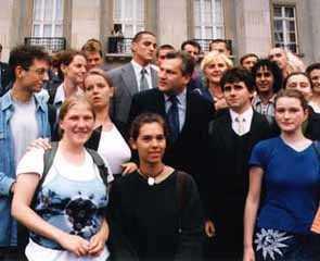 Zwischen Mittagessen und Radio-Besichtigung trafen die angehenden Journalisten zufällig mit den polnischen Staatspräsidenten Aleksander Kwasniewski (Bildmitte) zusammen. (Foto: Pawel Jurek)