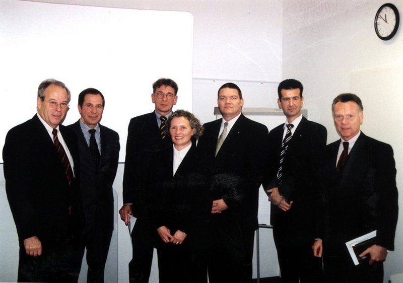 Bei der Vertragsunterzeichnung Ende November 2002 in Troisdorf im Eu-ropäischen Hauptquartier von UPS gratulierte auch Troisdorfs Bürgermeister Manfred Uedelhoven (links) den Kooperationspartnern.