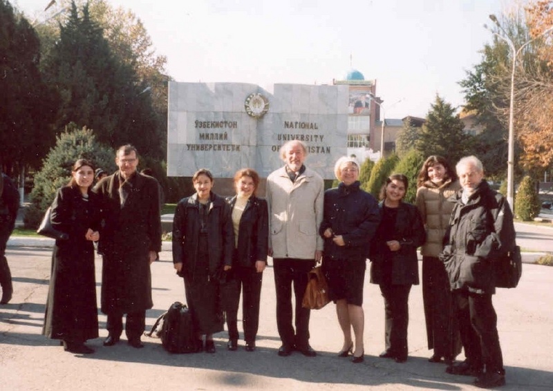 Münstersche Germanisten vor der Nationaluniversität von Usbekistan.