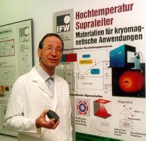Professor Gernot Krabbes mit einem supraleitenden Einkristall von beachtlicher Größe in der Hand