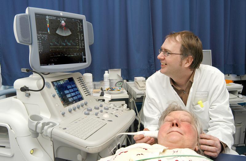 Mit einer Dopplersonographie kann Evers schnell und unkompliziert herausfinden, ob Patienten ein Loch in der Vorhofscheidewand haben. Foto: ukm/Deiters