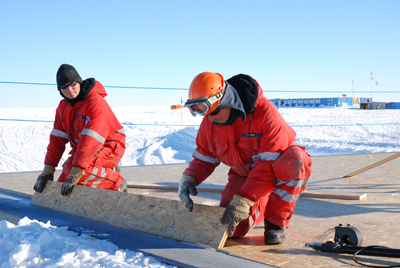 Die letzten Teile des Garagendaches der Neumayer-Station III werden montiert.