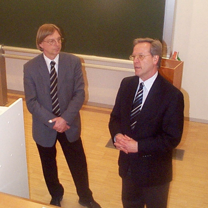 Nach der Wahl Appell an den Gemeinsinn an seiner Uni: Prof. Ruppert (rechts) und Wahlleiter und Kanzler Dr. Ekkehard Beck