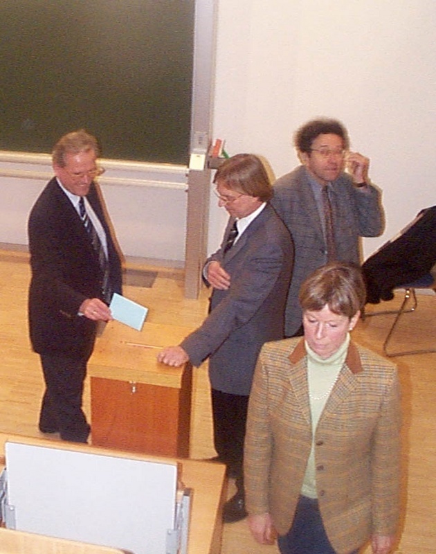 Professor Ruppert bei der Wahl: Er erhielt 25 von 28 Stimmen bei zwei Enthaltungen und einer Gegenstimme