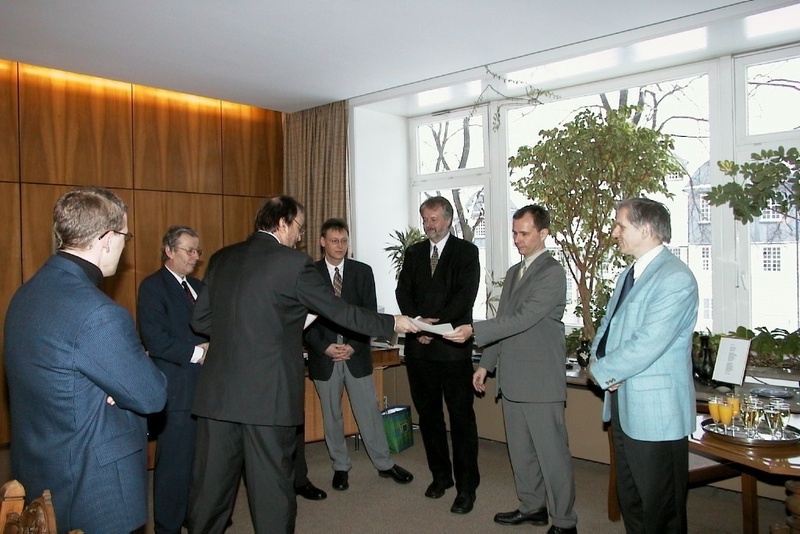 Vizepräsident Prof. Dr. Thomas Hanschke überreichte Dr.-Ing. Gunther Brenner die Ernennungsurkunde.