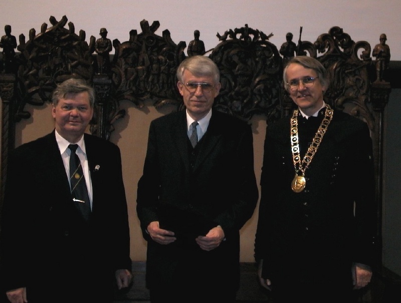 Bei der Verleihung in der Aula der TU Clausthal: (v.l.n.r.) Prof. Dr. Jürgen Fertig, Dekan der Mathematisch-Naturwissenschaftlichen Fakultät, Prof. Dr. Dr. h.c. Dr. h.c. Wellmer, Präsident der BGR, Prof. Dr. E. Schaumann, Präsident der TU Clausthal