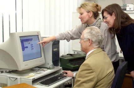 Prof. Bolt und Mitarbeiterinnen beim Start der neuen Internetseiten