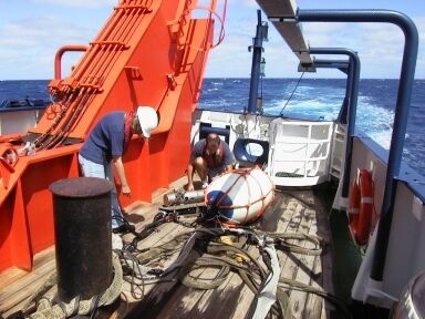 Auf dem Achterdeck des Forschungsschiffs "Meteor" bereiten Bremer Geophysiker ihre Messinstrumente für die nächste Schallwellen-Messung vor.