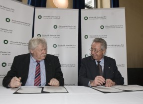 Rektor Horst Hippler und Stifter Hans-Werner Hector bei der Vertragsunterzeichnung (von links).