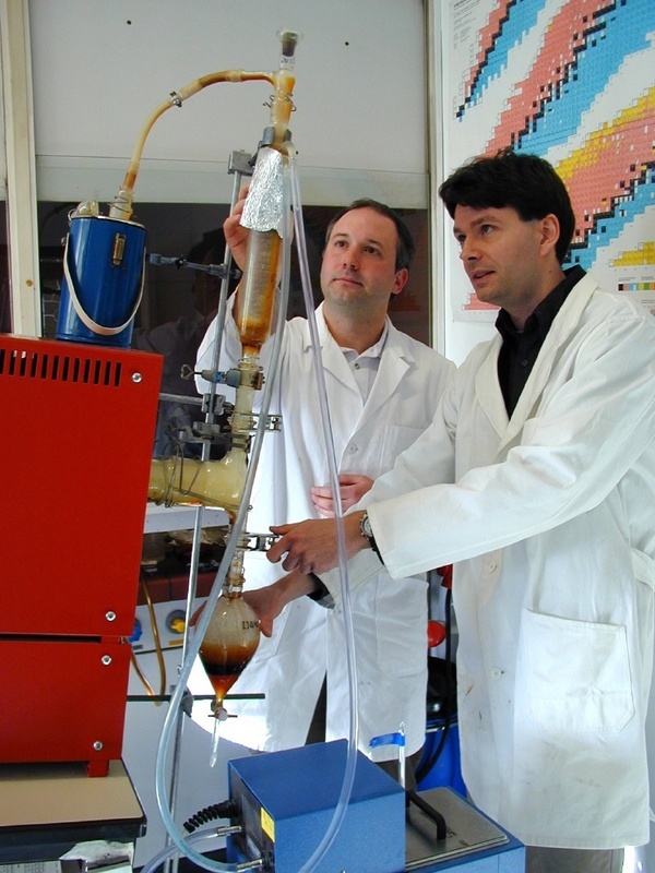 Sebastian Bojanowski (rechts) und Andreas Frank bei der Rohölgewinnung im FH-Labor.