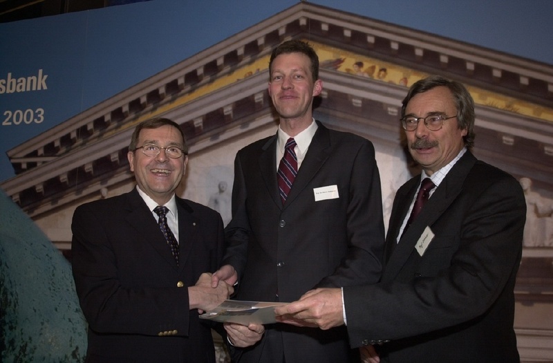 Der stellvertretende Vorsitzende des Vorstands der Bayerischen Landesbank, Dr. Peter Kahn (links) mit Prof. Dr. Peter Wallmeier (Mitte) und seinem akademischen Lehrer Prof. Dr. Manfred Steiner. Foto: Fred Schöllhorn