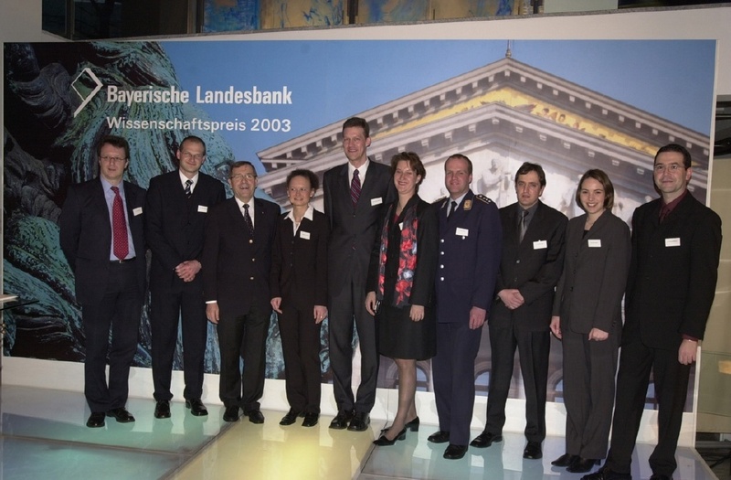 Die Hauptpreisträger Dr. Mandy Krafczyk und Prof. Dr. Martin Wallmeier (4.u.5.v.l.) mit Dr. Peter Kahn und den Förderpreisträgern. Foto: Fred Schöllhorn