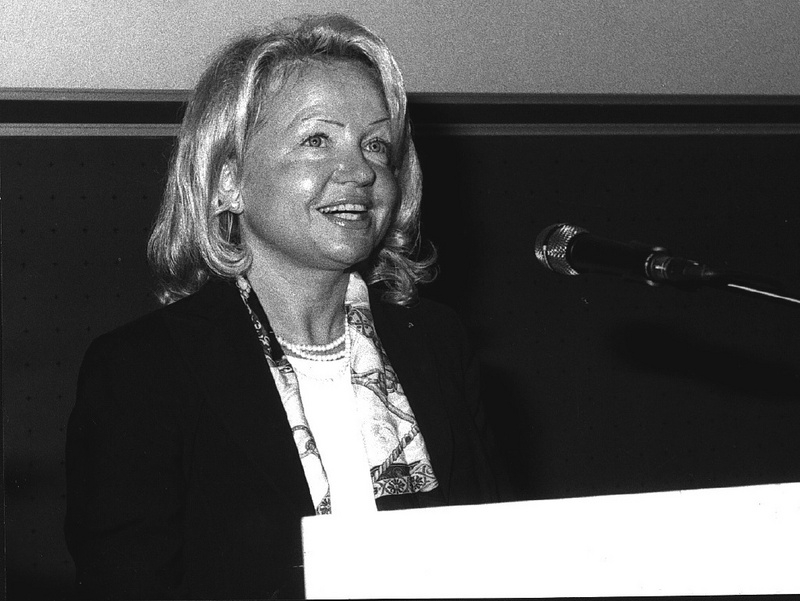 Prorektorin Prof. Dr. Karin Aschenbrücker wurde vom Erweiterten Senat der Universität Augsburg für weitere zwei Jahre im Amt bestätigt. Foto: Christa Holscher