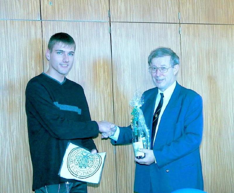 Dr. Peter Kickartz (rechts im Bild) gratulierte René André Hoffmann zu seinem Erfolg.