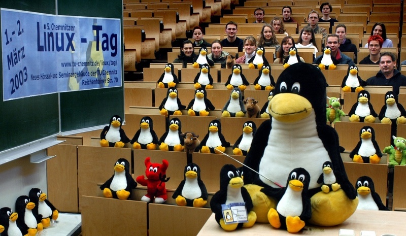 Am 1. und 2. März 2003 stürmen nicht nur die Pinguine - das sind die Maskottchen des freien Betriebsystems Linux - das Hörsaalgebäude der Chemnitzer Uni. Foto: TU Chemnitz/Uwe Meinhold
