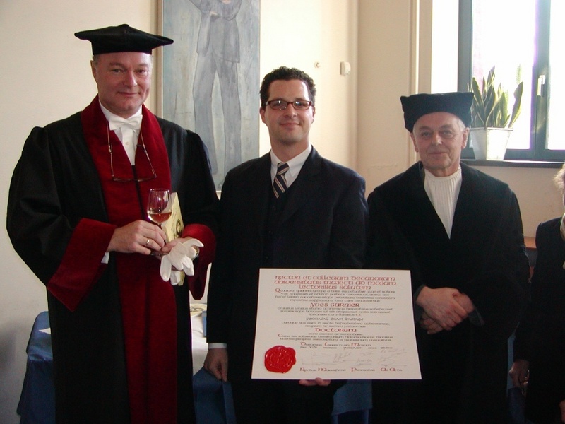 Dr. Yves Garnier (m.) nahm in Maastricht seine Urkunde entgegen. Mit im Bild: Prof. Jensen (l.), Prof. Jelte de Haan (Uni Maastricht, r.).