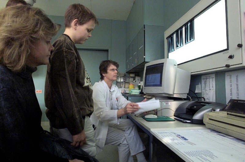 Elektronische Patientenakte: Dr. Silke Giggel gibt ihrem jungen Patienten einen Arztbrief für den niedergelassenen Kinderarzt mit. Foto: FSU Jena