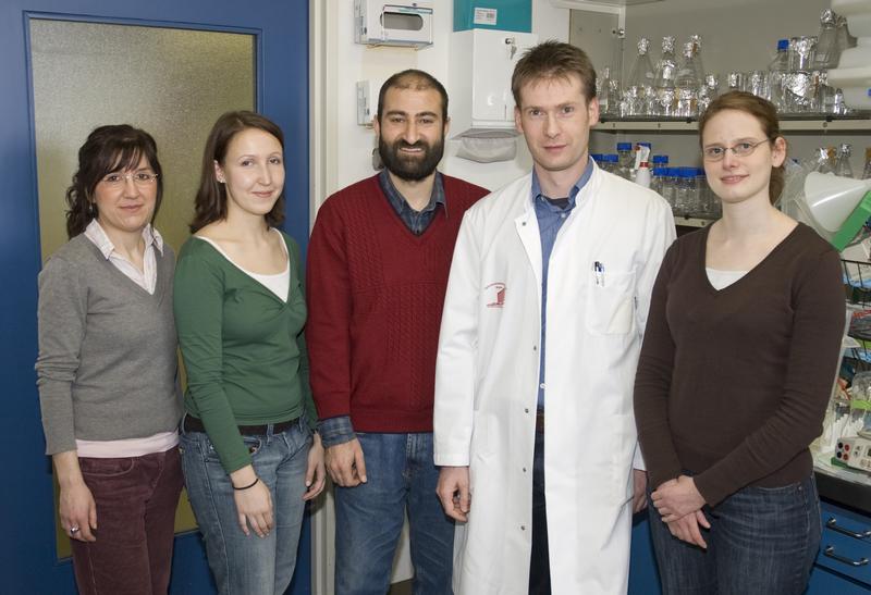 Ein Teil des Nachwuchs-Forscher-Teams v.l.: Wagma Popal (Pharmazeutin), Nicole Weit (Humanbiologin), Dr. Abdul A. Peer Zada (Postdoktorand),  Dr. Marco Herling (Gruppenleiter) und Carola Gigel (Pharmazeutin)