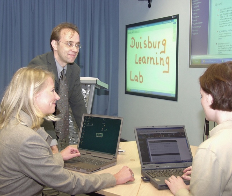 Projektleiter Prof. Michael Kerres im Duisburger "Learning Lab"