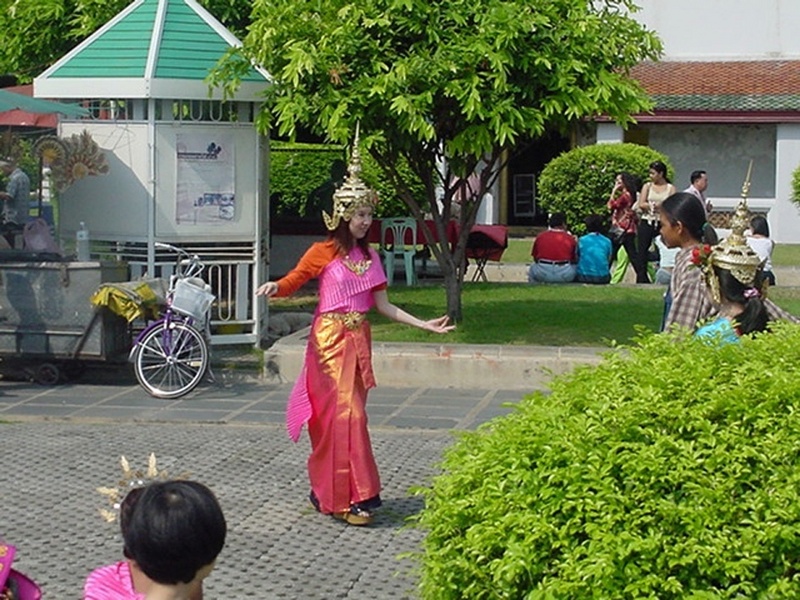 Tänzerin vor einer Tempelanlage in Bangkok