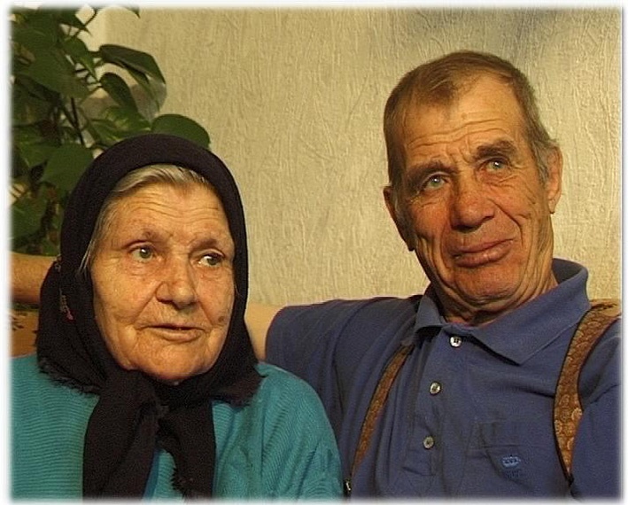 Margarete und Konrad G., beide achtzigjährig, sind vor 13 Jahren von der Wolga nach Deutschland gekommen. Hier leben auch die zwei Söhne und zwei Töchter, die ihnen von elf Kindern geblieben sind.