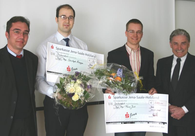 Ausgezeichnet als Beste Diplomanden 2007 am IPHT: Dipl.-Phys. Christoph Knappe (2. von links) und Dipl.-Phys. Florian Just (3. von links). IPHT-Direktor Prof. Dr. Jürgen Popp gratulierte, Sparkassen-Vorstand Martin Fischer (ganz rechts) überreichte die symbolischen Schecks über 300 €.