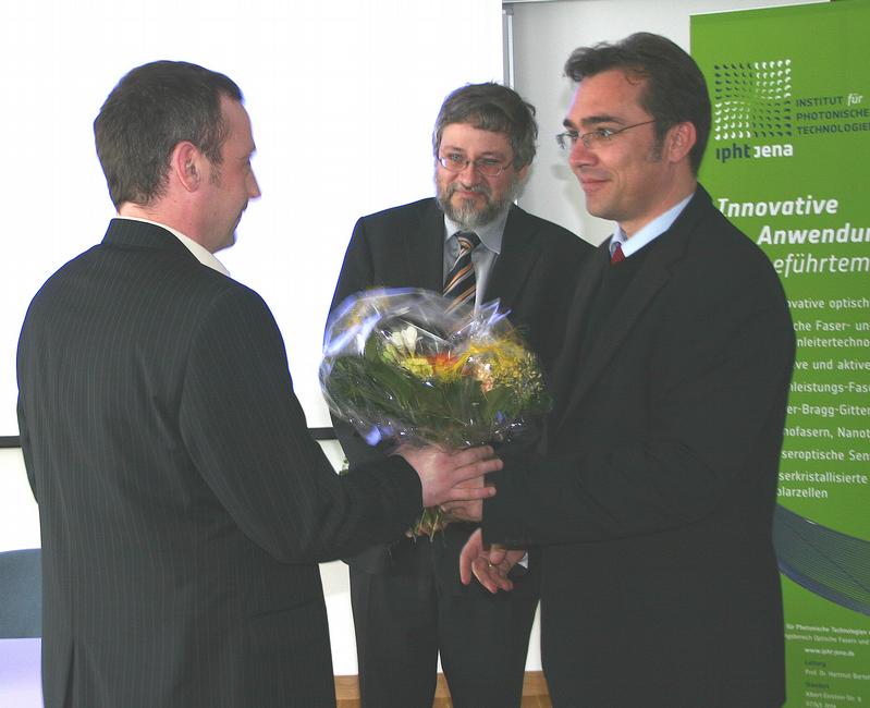 Für seine innovativen Arbeiten erhielt heute Dipl.-Ing. Sven Brückner einen der beiden IPHT-Preise 2007. Der Vorsitzende des Wissenschaftlichen Beirates, Prof. Dr. Burkard Hillebrands und Direktor Prof. Dr. Jürgen Popp gratulieren.
