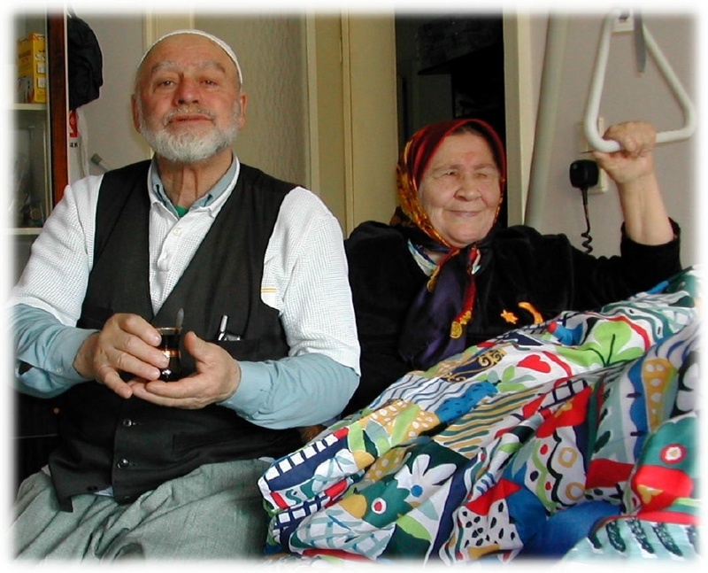 Osman B., 69, reiste 1969 als Arbeitsmigrant von der türkischen Schwarzmeerküste ein. Als Rentner kümmert er sich um seine zwei Jahre ältere, stark geh- und sehbehinderte Frau Mevlüde.