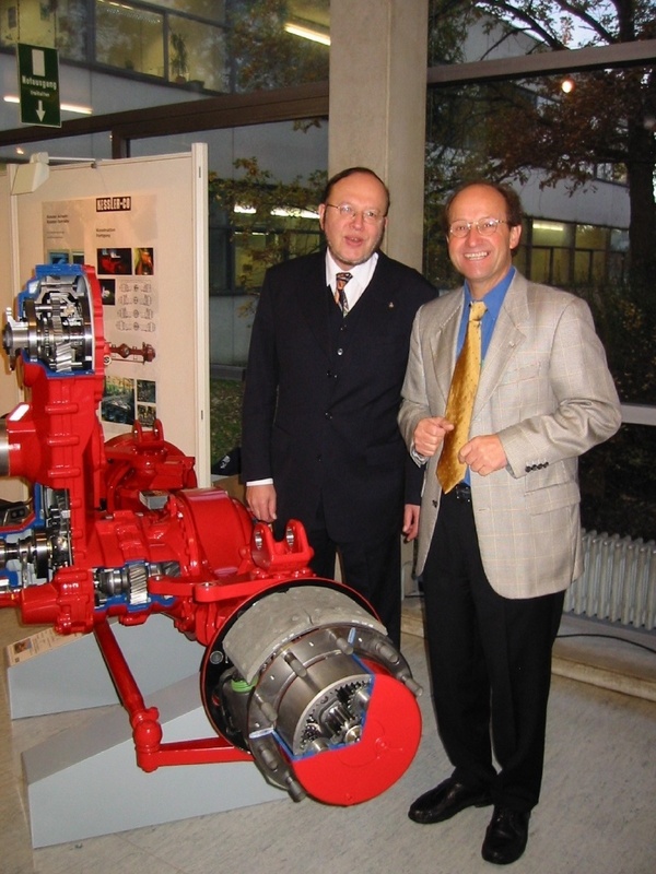 Prof. Dr. Dr. Ekbert Hering mit Manfred Grimminger von Alfing Kessler (vlnr).