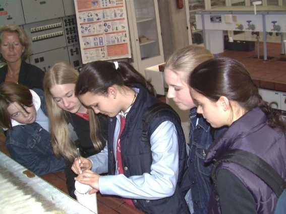 Im Mai 2002 beteiligte sich die Fachhochschule Köln erstmalig am bundesweiten "Girls' Day"  Fotos : FH Köln