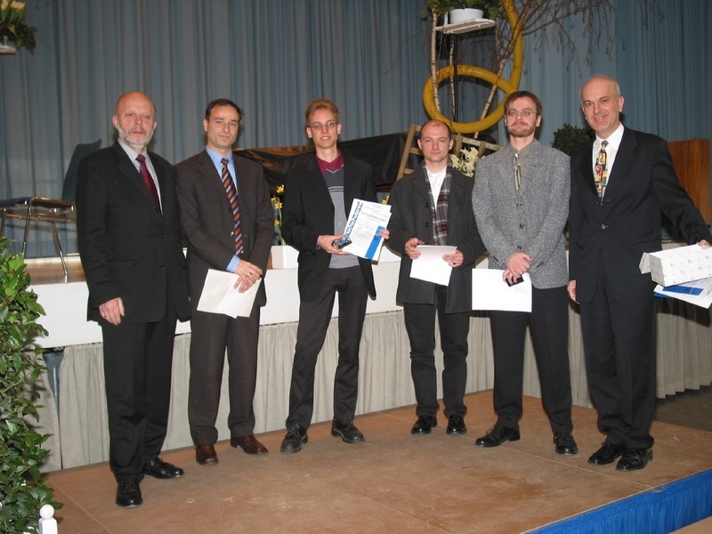 Die Siegerprojektgruppe WS 2002/03 mit Prof. Dr. Alfred Zimmermann (re), Projektbetreuer, Martin Ruoff (2. v. li) von Mieschke, Hofmann und Partner und Prof. Dr. Georg Obieglo (li), Rektor der Hochschule