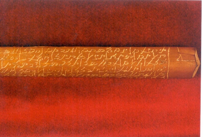 Eines der antiken südarabischen Holzstäbchen, das an der Universität Jena untersucht wird, mit einem Brief des Königs von Haram, einer Stadt im nördlichen Jemen. (Foto: FSU)