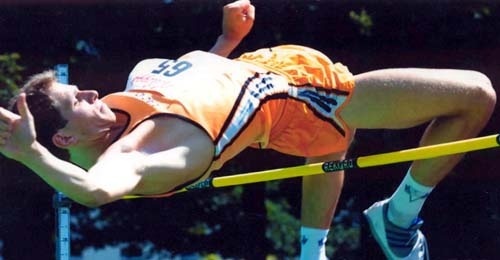 Spitzensportler wie der Psychologie-Student Frank Niklas, der 2002 den Titel des Deutschen Hochschulmeisters im Hochsprung gewann, sollen an der Uni Würzburg Studium und Sport unter einen Hut bringen können. Foto: Kiefner