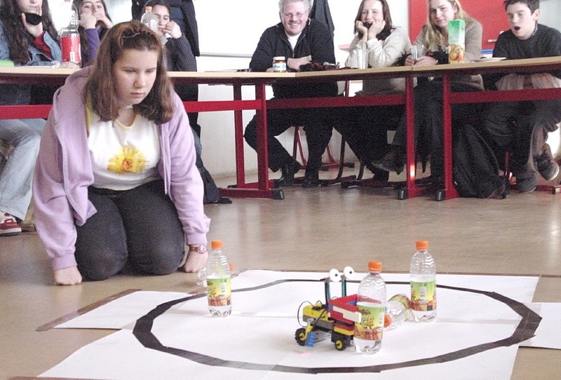 Schafft er's oder schafft er's nicht? Mit Spannung beobachten Lehrer und Schüler der Willy-Brandt-Gesamtschule den Praxistest von Katherines Roboter.