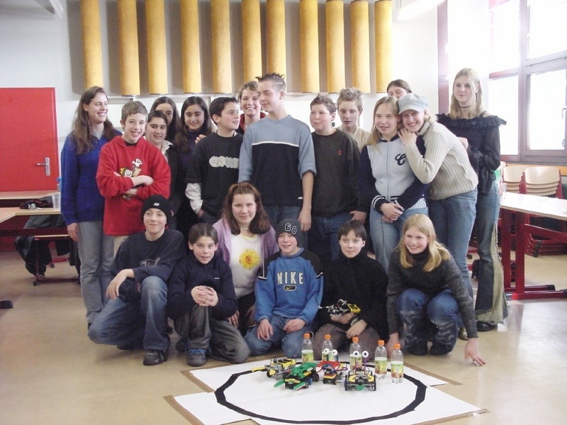 Gruppenbild mit Robotern: Die Schülerinnen und Schüler der Willy-Brand-Gesamtschule mit den FH-Betreuerinnen Susanne Matthes (links) und Katrin Lütkemöller (Mitte hinten).
