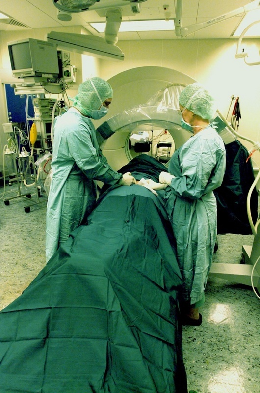 Dr. Vieweg behandelt einen Osteoporose-Patienten mit der neuen "Zement-Methode". (Foto: FSU / Scheere)