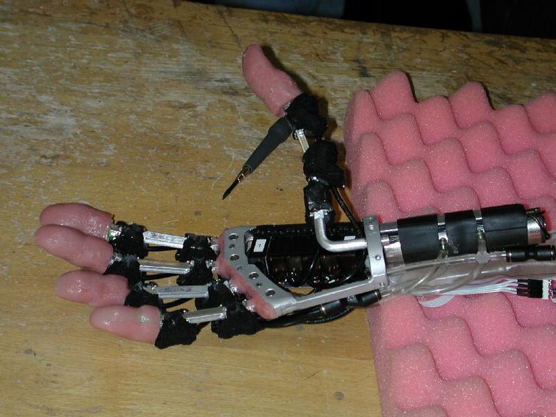 Der Prototyp der "Fluidhand" des Forschungszentrums Karlsruhe.