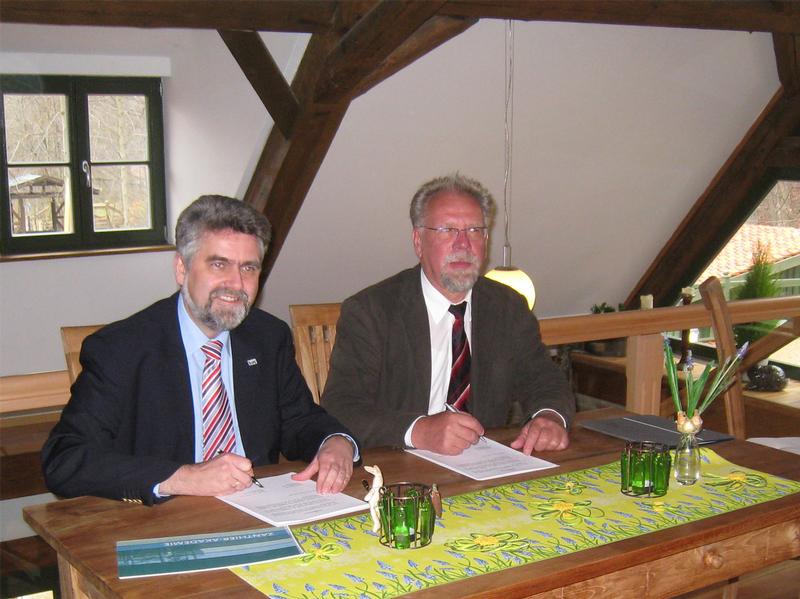 Unterzeichnung der Leistungsvereinbarung durch Rektor Prof. Dr. Armin Willingmann der Hochschule Harz (l.) und Wilfried Obermüller, Bürgermeister der Stadt Ilsenburg (r.)