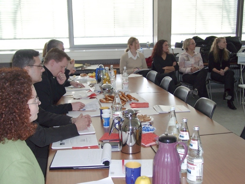 Studierende des 8. Semesters Internationale Betriebswirtschaft bei der Präsentation vor Ehinger-Schwarz.