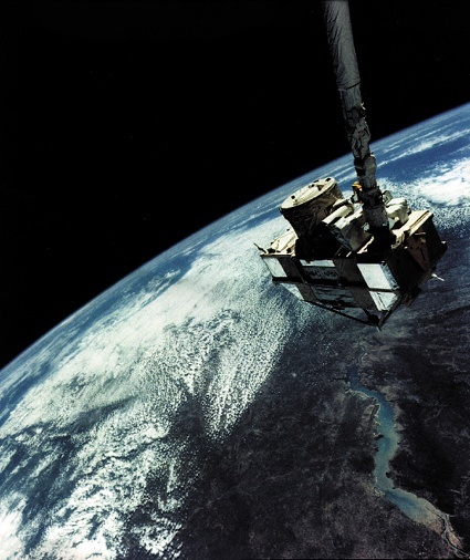 Der deutsche Satellit ASTROSPAS mit dem eingebauten CRISTA-Gerät am Fangarm der Discovery.